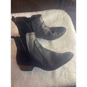 Black boots NWTblack faux‎ leather